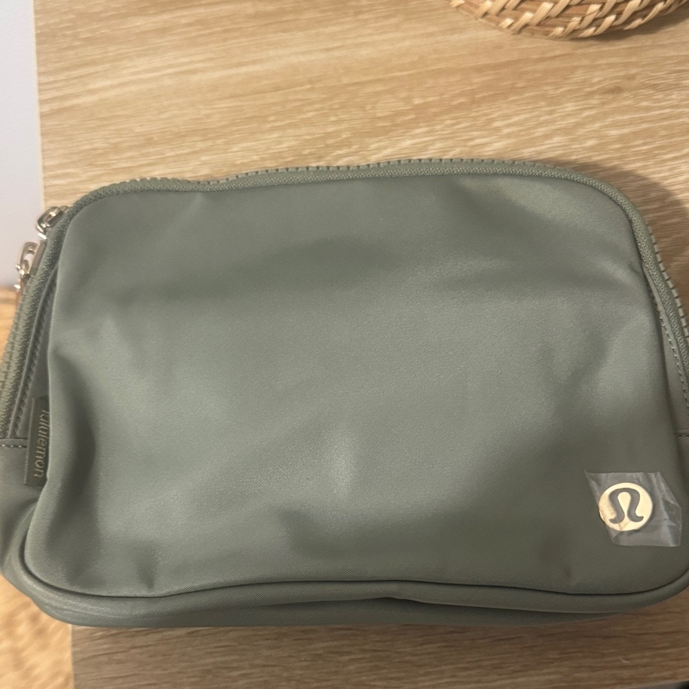 Lululemon bay leaf lululemon 2 L belt bag